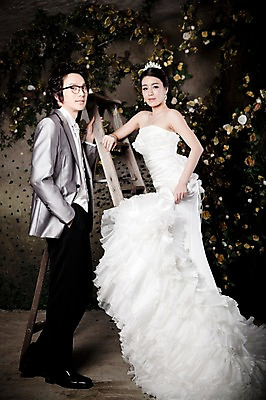 포토 JPG 전신 커플 드레스 여자 남자 신부 웨딩드레스 포즈 신랑 결혼 장신구 사다리 결혼식 넥타이 왕관 실내 서기 사람 동양인 정장 턱시도 손짓 이벤트 20대 성인 두명 옆모습 귀걸이 한국인 티아라 청년만 성인만 국내포토 잡화 옷 뷰포인트 관계 모션 인종 청년 내부 도구 파일형식