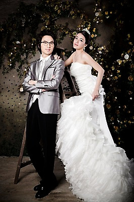 포토 JPG 전신 커플 드레스 여자 남자 신부 웨딩드레스 포즈 신랑 결혼 장신구 사다리 결혼식 넥타이 왕관 실내 서기 사람 동양인 정장 턱시도 손짓 이벤트 20대 성인 두명 앞모습 귀걸이 한국인 티아라 청년만 성인만 국내포토 잡화 옷 뷰포인트 관계 모션 인종 청년 내부 도구 파일형식