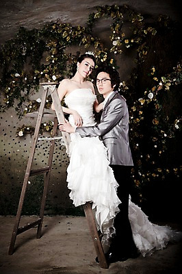 포토 JPG 전신 커플 드레스 여자 남자 신부 웨딩드레스 포즈 신랑 결혼 장신구 사다리 결혼식 넥타이 왕관 실내 서기 미소 사람 앉기 동양인 정장 턱시도 손짓 이벤트 20대 성인 두명 옆모습 귀걸이 한국인 티아라 청년만 성인만 국내포토 잡화 옷 뷰포인트 관계 모션 표정 인종 청년 내부 도구 파일형식