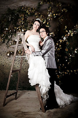 포토 JPG 전신 커플 드레스 여자 남자 신부 웨딩드레스 포즈 신랑 결혼 장신구 사다리 결혼식 넥타이 왕관 실내 서기 미소 사람 앉기 동양인 정장 턱시도 손짓 이벤트 20대 성인 두명 옆모습 귀걸이 한국인 티아라 청년만 성인만 국내포토 잡화 옷 뷰포인트 관계 모션 표정 인종 청년 내부 도구 파일형식