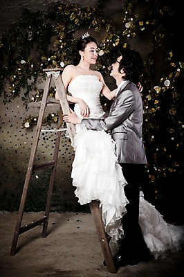 포토 JPG 전신 커플 드레스 여자 남자 신부 웨딩드레스 포즈 신랑 결혼 장신구 사다리 결혼식 넥타이 왕관 실내 서기 미소 웃음 사람 앉기 동양인 정장 턱시도 손짓 이벤트 20대 성인 두명 옆모습 마주보기 귀걸이 한국인 티아라 청년만 성인만 국내포토 잡화 옷 뷰포인트 관계 모션 표정 인종 청년 내부 도구 파일형식