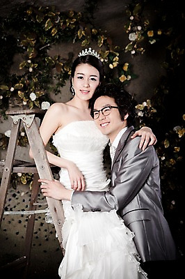 포토 JPG 커플 드레스 여자 남자 신부 웨딩드레스 포즈 신랑 결혼 장신구 사다리 안기 결혼식 넥타이 왕관 실내 미소 웃음 사람 앉기 동양인 정장 턱시도 손짓 이벤트 상반신 20대 성인 두명 앞모습 귀걸이 한국인 티아라 청년만 성인만 국내포토 잡화 옷 뷰포인트 관계 모션 표정 인종 청년 내부 도구 파일형식