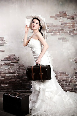 포토 JPG 전신 모자 드레스 옷 여자 기념일 신부 웨딩드레스 포즈 결혼 가방 장신구 실내 한명 서기 사람 동양인 손짓 이벤트 20대 성인 옆모습 귀걸이 한국인 보석 여자만 여자한명만 성인여자만 청년만 청년여자만 성인한명만 청년여자한명만 성인여자한명만 성인만 국내포토 1 잡화 뷰포인트 모션 인종 청년 내부 광석 파일형식