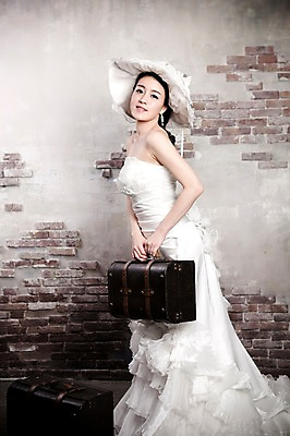 포토 JPG 전신 모자 드레스 옷 여자 기념일 신부 웨딩드레스 포즈 결혼 가방 장신구 실내 한명 서기 미소 웃음 사람 동양인 손짓 이벤트 20대 성인 옆모습 귀걸이 한국인 보석 여자만 여자한명만 성인여자만 청년만 청년여자만 성인한명만 청년여자한명만 성인여자한명만 성인만 국내포토 1 잡화 뷰포인트 모션 표정 인종 청년 내부 광석 파일형식