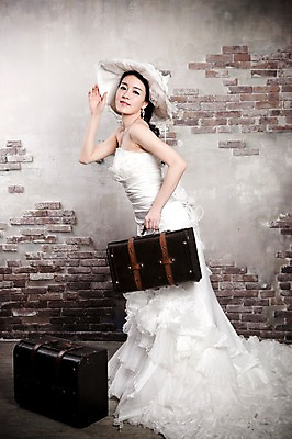 포토 JPG 전신 모자 드레스 옷 여자 기념일 신부 웨딩드레스 포즈 결혼 가방 장신구 실내 한명 서기 사람 동양인 손짓 이벤트 20대 성인 옆모습 귀걸이 한국인 보석 여자만 여자한명만 성인여자만 청년만 청년여자만 성인한명만 청년여자한명만 성인여자한명만 성인만 국내포토 1 잡화 뷰포인트 모션 인종 청년 내부 광석 파일형식