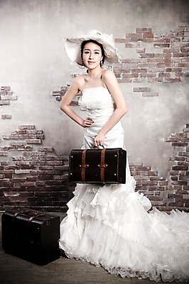 포토 JPG 전신 모자 드레스 옷 여자 기념일 신부 웨딩드레스 포즈 결혼 가방 장신구 실내 한명 서기 미소 웃음 사람 동양인 손짓 이벤트 20대 성인 앞모습 귀걸이 한국인 보석 여자만 여자한명만 성인여자만 청년만 청년여자만 성인한명만 청년여자한명만 성인여자한명만 성인만 국내포토 1 잡화 뷰포인트 모션 표정 인종 청년 내부 광석 파일형식