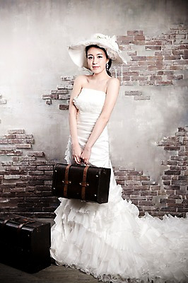 포토 JPG 전신 모자 드레스 옷 여자 기념일 신부 웨딩드레스 포즈 결혼 가방 장신구 실내 한명 서기 미소 웃음 사람 동양인 손짓 이벤트 20대 성인 앞모습 귀걸이 한국인 보석 여자만 여자한명만 성인여자만 청년만 청년여자만 성인한명만 청년여자한명만 성인여자한명만 성인만 국내포토 1 잡화 뷰포인트 모션 표정 인종 청년 내부 광석 파일형식