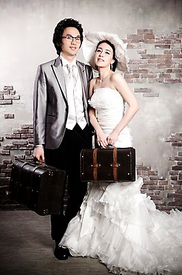 포토 JPG 전신 모자 커플 드레스 여자 남자 신부 웨딩드레스 포즈 신랑 결혼 가방 장신구 결혼식 넥타이 실내 서기 미소 웃음 사람 동양인 정장 턱시도 손짓 이벤트 20대 성인 두명 앞모습 귀걸이 한국인 청년만 성인만 국내포토 잡화 옷 뷰포인트 관계 모션 표정 인종 청년 내부 파일형식