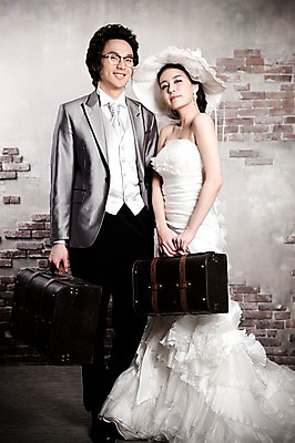 포토 JPG 전신 모자 커플 드레스 여자 남자 신부 웨딩드레스 포즈 신랑 결혼 가방 장신구 결혼식 넥타이 실내 서기 미소 웃음 사람 동양인 정장 턱시도 손짓 이벤트 20대 성인 두명 앞모습 귀걸이 한국인 청년만 성인만 국내포토 잡화 옷 뷰포인트 관계 모션 표정 인종 청년 내부 파일형식