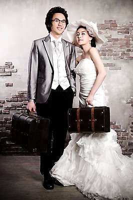 포토 JPG 전신 모자 커플 드레스 여자 남자 신부 웨딩드레스 포즈 신랑 결혼 가방 장신구 결혼식 넥타이 실내 서기 미소 웃음 사람 동양인 정장 턱시도 손짓 이벤트 20대 성인 두명 앞모습 귀걸이 한국인 청년만 성인만 국내포토 잡화 옷 뷰포인트 관계 모션 표정 인종 청년 내부 파일형식