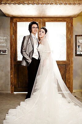 포토 JPG 전신 커플 드레스 여자 남자 신부 웨딩드레스 포즈 신랑 결혼 장신구 결혼식 넥타이 왕관 면사포 실내 서기 미소 웃음 사람 동양인 정장 턱시도 손짓 이벤트 20대 성인 두명 앞모습 문 귀걸이 한국인 티아라 청년만 성인만 국내포토 잡화 옷 뷰포인트 관계 모션 표정 인종 청년 내부 결혼소품 파일형식