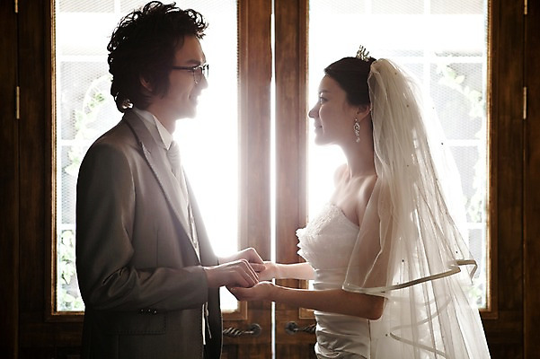 포토 JPG 커플 드레스 여자 남자 신부 웨딩드레스 포즈 신랑 결혼 장신구 결혼식 넥타이 왕관 면사포 실내 서기 미소 웃음 사람 동양인 정장 턱시도 손짓 이벤트 상반신 20대 성인 두명 옆모습 햇빛 문 마주보기 손잡기 귀걸이 한국인 티아라 청년만 성인만 국내포토 잡화 옷 뷰포인트 관계 모션 표정 인종 청년 내부 태양 결혼소품 파일형식