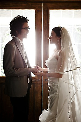 포토 JPG 커플 드레스 여자 남자 신부 웨딩드레스 포즈 신랑 결혼 장신구 결혼식 넥타이 왕관 면사포 실내 서기 미소 웃음 사람 동양인 정장 턱시도 손짓 이벤트 상반신 20대 성인 두명 옆모습 햇빛 문 마주보기 손잡기 귀걸이 한국인 티아라 청년만 성인만 국내포토 잡화 옷 뷰포인트 관계 모션 표정 인종 청년 내부 태양 결혼소품 파일형식