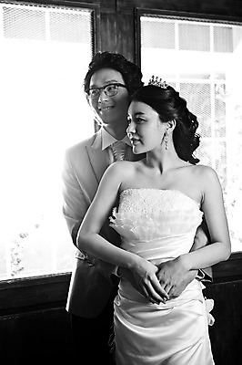 포토 JPG 커플 드레스 여자 남자 신부 웨딩드레스 포즈 신랑 결혼 장신구 안기 결혼식 넥타이 왕관 흑백 실내 서기 사람 동양인 정장 턱시도 손짓 이벤트 상반신 20대 성인 두명 앞모습 귀걸이 한국인 티아라 청년만 성인만 국내포토 잡화 옷 뷰포인트 관계 모션 촬영기법 인종 청년 내부 파일형식