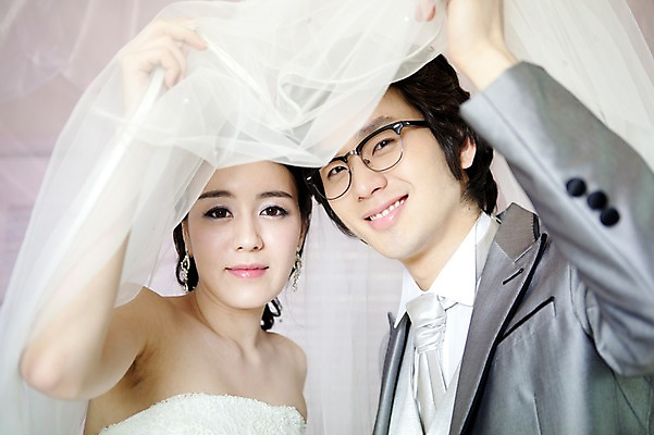 포토 JPG 커플 드레스 여자 남자 신부 웨딩드레스 포즈 신랑 결혼 장신구 결혼식 넥타이 면사포 실내 서기 미소 웃음 사람 동양인 정장 턱시도 손짓 이벤트 상반신 20대 성인 두명 앞모습 귀걸이 한국인 청년만 성인만 국내포토 잡화 옷 뷰포인트 관계 모션 표정 인종 청년 내부 결혼소품 파일형식