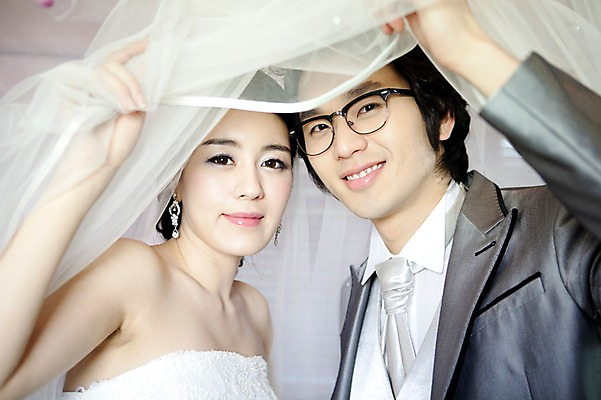 포토 JPG 커플 드레스 여자 남자 신부 웨딩드레스 포즈 신랑 결혼 장신구 결혼식 넥타이 면사포 실내 서기 미소 웃음 사람 동양인 정장 턱시도 손짓 이벤트 상반신 20대 성인 두명 앞모습 귀걸이 한국인 청년만 성인만 국내포토 잡화 옷 뷰포인트 관계 모션 표정 인종 청년 내부 결혼소품 파일형식