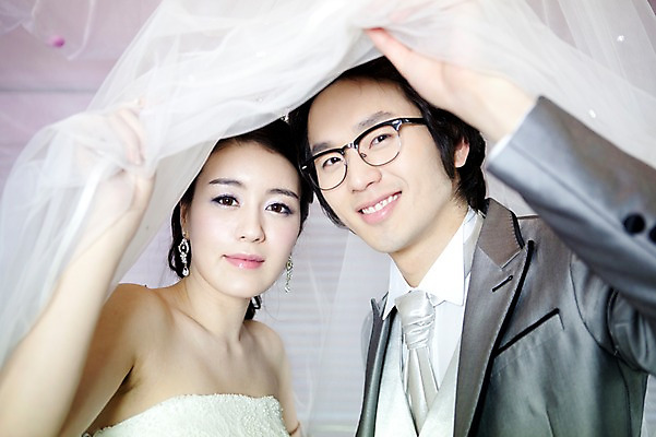 포토 JPG 커플 드레스 여자 남자 신부 웨딩드레스 포즈 신랑 결혼 장신구 결혼식 넥타이 면사포 실내 서기 미소 웃음 사람 동양인 정장 턱시도 손짓 이벤트 상반신 20대 성인 두명 앞모습 귀걸이 한국인 청년만 성인만 국내포토 잡화 옷 뷰포인트 관계 모션 표정 인종 청년 내부 결혼소품 파일형식