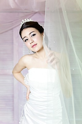 포토 JPG 드레스 옷 여자 기념일 신부 웨딩드레스 포즈 결혼 장신구 왕관 면사포 실내 한명 사람 동양인 손짓 이벤트 상반신 20대 성인 앞모습 귀걸이 한국인 보석 티아라 여자만 여자한명만 성인여자만 청년만 청년여자만 성인한명만 청년여자한명만 성인여자한명만 성인만 국내포토 1 뷰포인트 모션 인종 청년 내부 광석 결혼소품 파일형식