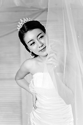 포토 JPG 드레스 옷 여자 기념일 신부 웨딩드레스 포즈 결혼 장신구 왕관 면사포 흑백 실내 한명 미소 웃음 사람 동양인 손짓 이벤트 상반신 20대 성인 앞모습 귀걸이 한국인 보석 티아라 여자만 여자한명만 성인여자만 청년만 청년여자만 성인한명만 청년여자한명만 성인여자한명만 성인만 국내포토 1 뷰포인트 모션 촬영기법 표정 인종 청년 내부 광석 결혼소품 파일형식