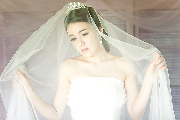 포토 JPG 드레스 옷 여자 기념일 신부 웨딩드레스 포즈 결혼 장신구 왕관 면사포 실내 한명 사람 동양인 손짓 이벤트 상반신 20대 성인 앞모습 귀걸이 한국인 보석 티아라 여자만 여자한명만 성인여자만 청년만 청년여자만 성인한명만 청년여자한명만 성인여자한명만 성인만 국내포토 1 뷰포인트 모션 인종 청년 내부 광석 결혼소품 파일형식