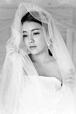 포토 JPG 드레스 옷 여자 기념일 신부 웨딩드레스 포즈 결혼 장신구 왕관 면사포 흑백 실내 한명 사람 동양인 손짓 이벤트 상반신 20대 성인 앞모습 귀걸이 한국인 보석 티아라 여자만 여자한명만 성인여자만 청년만 청년여자만 성인한명만 청년여자한명만 성인여자한명만 성인만 국내포토 1 뷰포인트 모션 촬영기법 인종 청년 내부 광석 결혼소품 파일형식