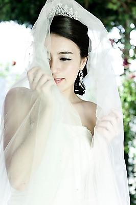 포토 JPG 드레스 옷 여자 기념일 신부 웨딩드레스 포즈 결혼 장신구 왕관 면사포 실내 한명 미소 웃음 사람 동양인 손짓 이벤트 상반신 20대 성인 앞모습 귀걸이 한국인 보석 티아라 여자만 여자한명만 성인여자만 청년만 청년여자만 성인한명만 청년여자한명만 성인여자한명만 성인만 국내포토 1 뷰포인트 모션 표정 인종 청년 내부 광석 결혼소품 파일형식