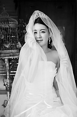 포토 JPG 드레스 옷 여자 기념일 신부 웨딩드레스 포즈 결혼 장신구 왕관 면사포 흑백 실내 한명 미소 웃음 사람 동양인 손짓 이벤트 상반신 20대 성인 앞모습 귀걸이 한국인 보석 티아라 여자만 여자한명만 성인여자만 청년만 청년여자만 성인한명만 청년여자한명만 성인여자한명만 성인만 국내포토 1 뷰포인트 모션 촬영기법 표정 인종 청년 내부 광석 결혼소품 파일형식