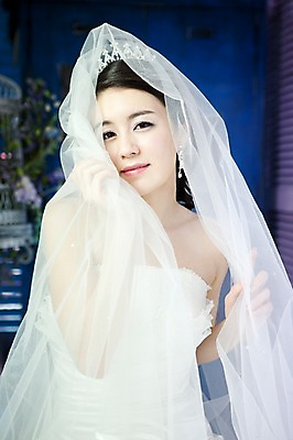 포토 JPG 드레스 옷 여자 기념일 신부 웨딩드레스 포즈 결혼 장신구 왕관 면사포 실내 한명 미소 웃음 사람 동양인 손짓 이벤트 상반신 20대 성인 앞모습 귀걸이 한국인 보석 티아라 여자만 여자한명만 성인여자만 청년만 청년여자만 성인한명만 청년여자한명만 성인여자한명만 성인만 국내포토 1 뷰포인트 모션 표정 인종 청년 내부 광석 결혼소품 파일형식