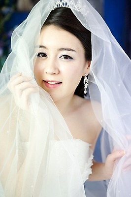 포토 JPG 드레스 옷 여자 기념일 신부 웨딩드레스 포즈 결혼 장신구 왕관 면사포 실내 한명 미소 웃음 사람 동양인 손짓 이벤트 상반신 20대 성인 앞모습 귀걸이 한국인 보석 티아라 여자만 여자한명만 성인여자만 청년만 청년여자만 성인한명만 청년여자한명만 성인여자한명만 성인만 국내포토 1 뷰포인트 모션 표정 인종 청년 내부 광석 결혼소품 파일형식