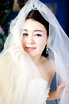 포토 JPG 드레스 옷 여자 기념일 신부 웨딩드레스 포즈 결혼 장신구 왕관 면사포 실내 한명 미소 웃음 사람 동양인 손짓 이벤트 상반신 20대 성인 앞모습 귀걸이 한국인 보석 티아라 여자만 여자한명만 성인여자만 청년만 청년여자만 성인한명만 청년여자한명만 성인여자한명만 성인만 국내포토 1 뷰포인트 모션 표정 인종 청년 내부 광석 결혼소품 파일형식