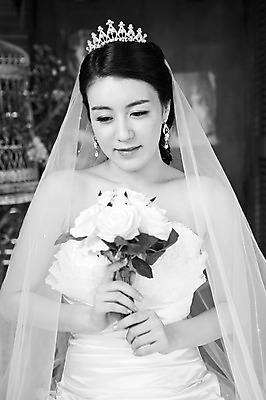 포토 JPG 식물 드레스 옷 여자 기념일 꽃 신부 부케 웨딩드레스 포즈 결혼 장신구 왕관 면사포 흑백 실내 한명 사람 동양인 손짓 이벤트 상반신 20대 성인 앞모습 귀걸이 한국인 보석 티아라 여자만 여자한명만 성인여자만 청년만 청년여자만 성인한명만 청년여자한명만 성인여자한명만 성인만 국내포토 1 뷰포인트 꽃다발 모션 촬영기법 인종 청년 내부 광석 결혼소품 파일형식