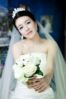 포토 JPG 식물 드레스 옷 여자 기념일 꽃 신부 부케 웨딩드레스 포즈 결혼 장신구 왕관 면사포 실내 한명 사람 동양인 손짓 이벤트 상반신 20대 성인 앞모습 귀걸이 한국인 보석 티아라 여자만 여자한명만 성인여자만 청년만 청년여자만 성인한명만 청년여자한명만 성인여자한명만 성인만 국내포토 1 뷰포인트 꽃다발 모션 인종 청년 내부 광석 결혼소품 파일형식