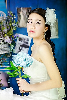 포토 JPG 식물 드레스 옷 여자 기념일 꽃 신부 부케 웨딩드레스 포즈 결혼 장신구 실내 한명 사람 동양인 손짓 이벤트 상반신 20대 성인 옆모습 귀걸이 한국인 보석 머리장식 여자만 여자한명만 성인여자만 청년만 청년여자만 성인한명만 청년여자한명만 성인여자한명만 성인만 국내포토 1 뷰포인트 꽃다발 모션 인종 청년 내부 장식 광석 파일형식