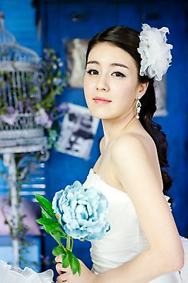 포토 JPG 식물 드레스 옷 여자 기념일 꽃 신부 부케 웨딩드레스 포즈 결혼 장신구 실내 한명 사람 동양인 손짓 이벤트 상반신 20대 성인 옆모습 귀걸이 한국인 보석 머리장식 여자만 여자한명만 성인여자만 청년만 청년여자만 성인한명만 청년여자한명만 성인여자한명만 성인만 국내포토 1 뷰포인트 꽃다발 모션 인종 청년 내부 장식 광석 파일형식