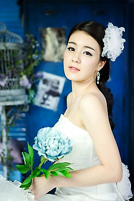 포토 JPG 식물 드레스 옷 여자 기념일 꽃 신부 부케 웨딩드레스 포즈 결혼 장신구 실내 한명 사람 동양인 손짓 이벤트 상반신 20대 성인 옆모습 귀걸이 한국인 보석 머리장식 여자만 여자한명만 성인여자만 청년만 청년여자만 성인한명만 청년여자한명만 성인여자한명만 성인만 국내포토 1 뷰포인트 꽃다발 모션 인종 청년 내부 장식 광석 파일형식