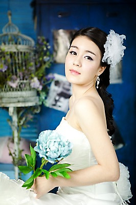 포토 JPG 식물 드레스 옷 여자 기념일 꽃 신부 부케 웨딩드레스 포즈 결혼 장신구 실내 한명 사람 동양인 손짓 이벤트 상반신 20대 성인 옆모습 귀걸이 한국인 보석 머리장식 여자만 여자한명만 성인여자만 청년만 청년여자만 성인한명만 청년여자한명만 성인여자한명만 성인만 국내포토 1 뷰포인트 꽃다발 모션 인종 청년 내부 장식 광석 파일형식