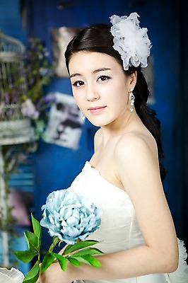 포토 JPG 식물 드레스 옷 여자 기념일 꽃 신부 부케 웨딩드레스 포즈 결혼 장신구 실내 한명 사람 동양인 손짓 이벤트 상반신 20대 성인 옆모습 귀걸이 한국인 보석 머리장식 여자만 여자한명만 성인여자만 청년만 청년여자만 성인한명만 청년여자한명만 성인여자한명만 성인만 국내포토 1 뷰포인트 꽃다발 모션 인종 청년 내부 장식 광석 파일형식