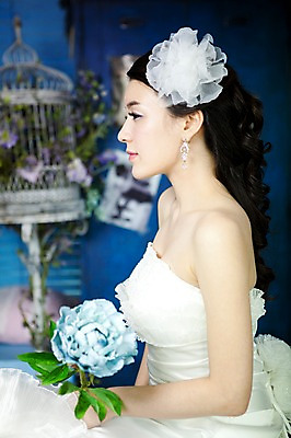 포토 JPG 식물 드레스 옷 여자 기념일 꽃 신부 부케 웨딩드레스 포즈 결혼 장신구 실내 한명 사람 동양인 손짓 이벤트 상반신 20대 성인 옆모습 귀걸이 한국인 보석 머리장식 여자만 여자한명만 성인여자만 청년만 청년여자만 성인한명만 청년여자한명만 성인여자한명만 성인만 국내포토 1 뷰포인트 꽃다발 모션 인종 청년 내부 장식 광석 파일형식