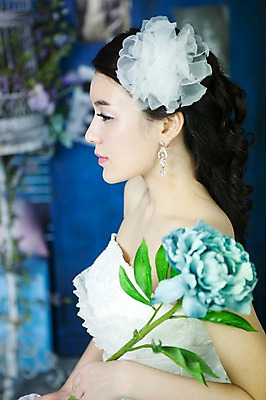 포토 JPG 식물 드레스 옷 여자 기념일 꽃 신부 부케 웨딩드레스 포즈 결혼 장신구 실내 한명 사람 동양인 손짓 이벤트 상반신 20대 성인 옆모습 귀걸이 한국인 보석 머리장식 여자만 여자한명만 성인여자만 청년만 청년여자만 성인한명만 청년여자한명만 성인여자한명만 성인만 국내포토 1 뷰포인트 꽃다발 모션 인종 청년 내부 장식 광석 파일형식