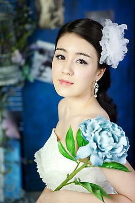 포토 JPG 식물 드레스 옷 여자 기념일 꽃 신부 부케 웨딩드레스 포즈 결혼 장신구 실내 한명 사람 동양인 손짓 이벤트 상반신 20대 성인 옆모습 귀걸이 한국인 보석 머리장식 여자만 여자한명만 성인여자만 청년만 청년여자만 성인한명만 청년여자한명만 성인여자한명만 성인만 국내포토 1 뷰포인트 꽃다발 모션 인종 청년 내부 장식 광석 파일형식