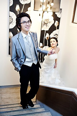 포토 JPG 전신 커플 드레스 여자 남자 신부 웨딩드레스 포즈 신랑 결혼 장신구 결혼식 넥타이 왕관 조명 실내 서기 미소 웃음 사람 동양인 정장 턱시도 손짓 이벤트 20대 성인 두명 앞모습 계단 손잡기 귀걸이 한국인 티아라 청년만 성인만 국내포토 잡화 옷 뷰포인트 관계 모션 표정 인종 청년 내부 파일형식