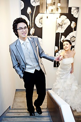 포토 JPG 전신 커플 드레스 여자 남자 신부 웨딩드레스 포즈 신랑 결혼 장신구 결혼식 넥타이 왕관 조명 실내 서기 미소 웃음 사람 동양인 정장 턱시도 손짓 이벤트 20대 성인 두명 앞모습 계단 손잡기 귀걸이 한국인 티아라 청년만 성인만 국내포토 잡화 옷 뷰포인트 관계 모션 표정 인종 청년 내부 파일형식