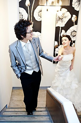 포토 JPG 전신 커플 드레스 여자 남자 신부 웨딩드레스 포즈 신랑 결혼 장신구 결혼식 넥타이 왕관 조명 실내 서기 미소 웃음 사람 동양인 정장 턱시도 손짓 이벤트 20대 성인 두명 앞모습 계단 손잡기 귀걸이 한국인 티아라 청년만 성인만 국내포토 잡화 옷 뷰포인트 관계 모션 표정 인종 청년 내부 파일형식