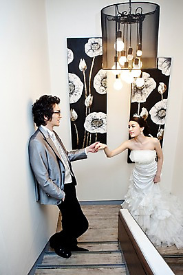 포토 JPG 전신 커플 드레스 여자 남자 신부 웨딩드레스 포즈 신랑 결혼 장신구 결혼식 넥타이 왕관 조명 실내 서기 미소 웃음 사람 동양인 정장 턱시도 손짓 이벤트 20대 성인 두명 옆모습 마주보기 계단 손잡기 귀걸이 한국인 티아라 청년만 성인만 국내포토 잡화 옷 뷰포인트 관계 모션 표정 인종 청년 내부 파일형식