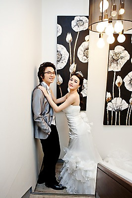 포토 JPG 전신 커플 드레스 여자 남자 신부 웨딩드레스 포즈 신랑 결혼 장신구 결혼식 넥타이 왕관 조명 실내 서기 미소 웃음 사람 동양인 정장 턱시도 손짓 이벤트 20대 성인 두명 옆모습 귀걸이 한국인 티아라 청년만 성인만 국내포토 잡화 옷 뷰포인트 관계 모션 표정 인종 청년 내부 파일형식