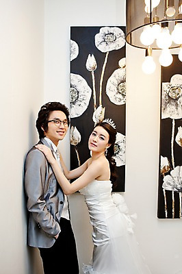 포토 JPG 커플 드레스 여자 남자 신부 웨딩드레스 포즈 신랑 결혼 장신구 결혼식 넥타이 왕관 조명 실내 서기 미소 웃음 사람 동양인 정장 턱시도 손짓 이벤트 상반신 20대 성인 두명 옆모습 귀걸이 한국인 티아라 청년만 성인만 국내포토 잡화 옷 뷰포인트 관계 모션 표정 인종 청년 내부 파일형식