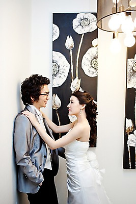 포토 JPG 커플 드레스 여자 남자 신부 웨딩드레스 포즈 신랑 결혼 장신구 결혼식 넥타이 조명 실내 서기 미소 웃음 사람 동양인 정장 턱시도 손짓 이벤트 상반신 20대 성인 두명 옆모습 마주보기 귀걸이 한국인 청년만 성인만 국내포토 잡화 옷 뷰포인트 관계 모션 표정 인종 청년 내부 파일형식