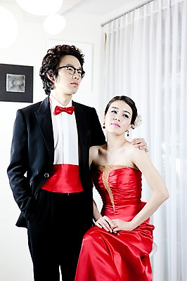 포토 JPG 전신 커플 드레스 옷 원피스 여자 기념일 남자 신부 포즈 신랑 결혼 나비넥타이 실내 서기 사람 앉기 동양인 정장 턱시도 손짓 이벤트 20대 성인 두명 앞모습 옆모습 한국인 여성복 남성복 이브닝드레스 신사복 청년만 성인만 국내포토 뷰포인트 관계 모션 넥타이 인종 청년 내부 파일형식