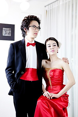 포토 JPG 전신 커플 드레스 옷 원피스 여자 기념일 남자 신부 포즈 신랑 결혼 나비넥타이 실내 서기 사람 앉기 동양인 정장 턱시도 손짓 이벤트 20대 성인 두명 앞모습 옆모습 한국인 여성복 남성복 이브닝드레스 신사복 청년만 성인만 국내포토 뷰포인트 관계 모션 넥타이 인종 청년 내부 파일형식