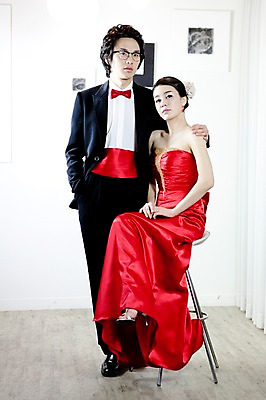 포토 JPG 전신 커플 드레스 옷 원피스 여자 기념일 남자 신부 포즈 신랑 결혼 의자 나비넥타이 실내 서기 사람 앉기 동양인 정장 턱시도 손짓 이벤트 20대 성인 두명 앞모습 한국인 여성복 남성복 이브닝드레스 신사복 청년만 성인만 국내포토 뷰포인트 가구 관계 모션 넥타이 인종 청년 내부 파일형식